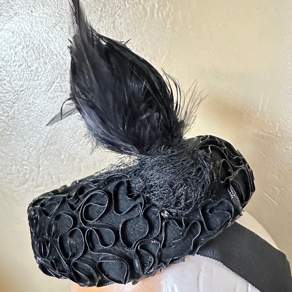 SMART 1940s\' BLACK FELT TILT HAT WITH SHINY BLACK TRIM + TALL FEATHERS main image 11